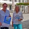 Die stellvertretende KAB-Diözesanvorsitzende Angelika Goj vom Netzwerk Frauen des KAB-Stadt- und Kreisverband Würzburg (links) und Bildungsreferentin Evelyn Bausch vom KAB-Bildungswerk Diözese Würzburg organisieren die Ausstellung "Arbeit ist das halbe Leben?" im Würzburger Burkardushaus.