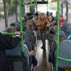 Turit Träger-Wiener klärt über die Sicherheitssysteme im Bus auf.