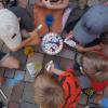 Straßenmalkreide reiben und malen, war am Weltkindertag einer der angebotenen Aktionen im Kindergarten Mainstockheim.