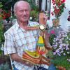 Benno Bischof aus Sonderhofen, der seinen 90. Geburtstag feiert, mit dem als Gesellenstück gefertigten Pferdehalfter.