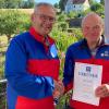 Bereitschaftsleiter Manfred Kaiser übergab Peter Herbert für die geleistete Arbeit das Ehrenzeichen für 50 Jahre Mitgliedschaft bei der Bergwacht.