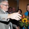 Die Blumen gab es erst nach Mitternacht: Bürgermeister Willi Warmuth musste lange auf sein amtliches Endergebnis warten.