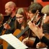 Hochkonzentriert sind diese Musikerinnen und Musiker bei der  Nacht der Zupfinstrumente in der Musikschule Schweinfurt.