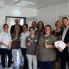 Viele lachende Gesichter bei der Eröffnung des ersten Medizinischen Versorgungszentrum in Waldbrunn.  Landrat Thomas Eberth (von rechts), Waldburnns Bürgermeister Markus Haberstumpf, Eva von Vietinghoff-Scheel, Vorständin Kommunalunternehmen, und der Vorstand der kassenärztlichen Vereinigung Bayern, Dr. Christian Pfeiffer (links), umrahmen das neue Praxisteam aus Ärztinnen und Medizinischen Fachangestellten.