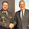 Kreisbrandinspektor Alexander Bönig (links) aus Unterspiesheim hat vom bayerischen Innenminister Joachim Herrmann das Steckkreuz erhalten. Es ist die höchste Auszeichnung innerhalb der Feuerwehr in Bayern.