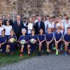 Staatssekretärin Anna Stolz (Mitte) mit Schulleitung, Lehrkäften, Verbandsvertretern sowie Schülerinnen und Schülern aus der Sportförderung des Deutschhaus-Gymnasiums beim gemeinsamen Gruppenfoto auf dem Sportgelände der Schule