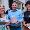 Ein Highlight des Festes war die Schnitzeljagd, an deren Ende die Volkacher Weinprinzessin Valentina Langer (von links) unter den Augen von Bürgermeister Heiko Bäuerlein und Ellen Kimmelals als Glücksfee fungierte und unter den vielen richtigen Einsendungen die Gewinner zog.