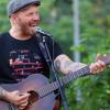 Der Singer- und Songwriter Matze Rossi, hier bei einem Auftritt vor dem Schweinfurter Kulturhaus Stattbahnhof, äußert sich in seinen Lieder für gewöhnlich nicht explizit politisch. Jetzt hat er in einem Danger-Dan-Cover aber klare Kante gegen die Rechtsextremisten des "Der Dritte Weg" gezeigt.
