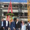 Das Richtfest bei der 20-Millionen-Sanierung beim Blutspendedienst in Wiesentheid feierten (von links): Benedikt Bitter-Schwalenstöckel, Klaus Schraut, Oliver Schell, Karsten Burmann, Dietmar Nunne, Georg Götz, Dr. Axel Seltsam, Reinhold Dietsch, Marijke Weber-Scheel, Klaus Köhler und Doris Paul.