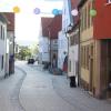 Blick in die frisch sanierte Spitalstraße gen Osten, also von der Volkacher Innenstadt auswärts. Dort gibt es schon das Café Majigs (hinten rechts), weitere Gastrobetriebe könnten nun hinzukommen.