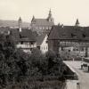 Dieses Foto wurde zwischen 1905 und 1910 aufgenommen. Sie zeigt die Torbrücke, rechts daneben ist das alte Torhaus mit Trücke zu sehen. Links steht das alte Mühlenhaus, in der Mitte die Kirchenburg.