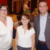 Zum Jubiläum 40 Jahre Vhs in Sennfeld hatte die Gemeinde das Korbtheater Alfred Büttner geholt (im Hintergrund). Bürgermeister Oliver Schulze (rechts) dankte der örtlichen Vhs-Beauftragten Christine Winkler (Mitte) und Vhs-Leiterin Elke Moulin (links).