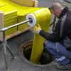 Kanalrohre können mit Inlinern saniert werden, indem diese das Kanalrohr innen ausgleiten und anschließend mit UV-Licht ausgehärtet wird.