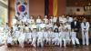 Taekwondo Kinder mit Trainerin Frau Benkert und Prüfer Herrn Canbay.