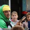Skateboarder und YouTuber "OG PAV" brachte den Schülerinnen und Schülern Skateboarden bei – erst gab es kurz Theorie, dann kam auch schon die Praxis. Skateboarder und YouTuber "OG PAV" brachte den Schülerinnen und Schülern Skateboarden bei – erst gab es kurz Theorie, dann kam auch schon die Praxis.