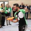 Graf Mördi zeigt die Kunst des Freestyle-Frisbee. Tricks, kreative Würfe und verschiedene Fangarten waren mit dabei. Graf Mördi zeigt die Kunst des Freestyle-Frisbee. Tricks, kreative Würfe und verschiedene Fangarten waren mit dabei.