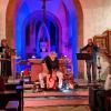 Der Liedermacher Jonathan Böttcher (Gesang, Gitarre) mit Bruno Bischler (Percussion) und Tatjana Breitenstein (Gesang, Glockenspiel, Akkordeon) (von rechts) verzauberte die zahlreichen Besucher*innen bei den "Abendgesängen" des Pastoralen Raums Gemünden mit einfühlsamen und begeisternden Songs zum Mitsingen.