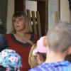 Die „Madda“ (Susanne Zuber-Maisch) nimmt Besucher des "Genussvollen Adventsmarkt" mit auf Touren durch die Historie Ostheims.