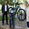 Bürgermeister Michael Ziegler (links) und die Vorsitzende des Fremdenverkehrsverein Eltmann Leonie Bruckner bei der Übergabe der Fahrrad-Reparatur-Station an der Mainlände.