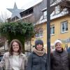 Der Brunnen am Steinig ist weihnachtlich geschmückt. Hoffentlich ist bald 1. Advent, damit das erste Licht entzündet werden kann. Carolin Börner (Co-Kassiererin VSO), Janette Schnupp (stellvertretende Ortsbäuerin), Regine Just (Ortsbäuerin) und Joachim Leyh (ehemaliger Vorsitzender VSO) fiebern dem Sonntag schon entgegen.