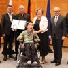 Hohe Auszeichnung (von links): Stellvertretende Landrätin Bettina Bärmann war in Würzburg dabei, als Staatssekretär Sandro Kirchner das Verdienstkreuz an Konrad und Gudrun Schneider mit ihrem Sohn Stefan überreichte. Es gratulierten Regierungspräsident Eugen Ehmann und Wipfelds Erster Bürgermeister Tobias Blesch.