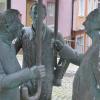 Kommunikation am Brunnen vor dem Rathaus in Bad Brückenau.