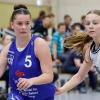 Elena Ivanov (links) vom TV Marktheidenfeld führt den Ball gegen Nele Zang von der TG Würzburg II. Die Marktheidenfelder Basketballerinnen haben in der Regionalliga Südost-Nord die Tabellenführung übernommen.