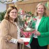 Bürgermeisterin Anette Schmidt (rechts) gratuliert Julia Schindler zum neuen Amt als Schulleiterin der Christian-Morgenstern-Grundschule.