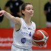 Lea Zimmermann von den QOOL Sharks Würzburg gibt die Richtung für den Angriff vor.