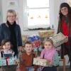 Kinder helfen Kindern: Kindgartenleitung Nicole Straub mit Elke Storch von der Gemeindecaritas.