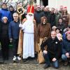 Die Helfer des Flugsport-Clubs beim Kinder-Nikolausmarkt am Flugplatz Schenkenturm. Nikolaus (Alexander Schildge) und Knecht Rupprecht (Gerd Walz), vorne knieend in der schwarzen Jacke Jochen Gögelein (1. Vorsitzender FSCW), zweite Reihe rechts knieend Christian Fritzlen (2. Vorsitzender FSCW), hintere Reihe in der blauen Jacke Jens Wiesner (Marketingleiter FSCW).