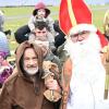 Der Nikolaus (Alexander Schildge) und sein Knecht Ruprecht (Gerd Walz) flogen beim Flugsport-Club Würzburg am Flugplatz Schenkenturm ein und wurden von vielen kleinen und großen Besuchern begrüßt.