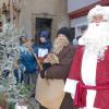 Der Nikolaus war mit seinem Knecht Ruprecht nach Dettelbach gekommen und verteilte aus seinem Handwagen heraus viele Geschenke an die Kinder.