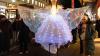 Schätzungsweise 90.000 bis 100.000 Besucherinnen und Besucher kamen am Samstag zum "Lichterglanz" bei verlängerten Öffnungszeiten in die Würzburger Innenstadt. Die leuchtenden Engel auf Stelzen waren dabei beliebte Fotomotive.