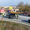 Unfall an der Hallburg-Kreuzung: Ein Golf nahm auf der Straße nach Schwarzach einem BMW die Vorfahrt. Feuerwehr, Rettungsdienst und Polizei waren vor Ort.