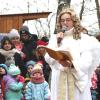 Das Eltmanner Christkind Svenja Schömig sei seinem PÖrolog inmitten der Kinder und ihrer Eltern.