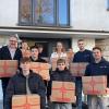 Hinten (von links): Roland Witowski (Verbindungslehrer), Elias Becker, Lennard Giesler, Tim Fenne, Elisabeth Schässburger (Schulleiterin), Antonio Dobresko, Jannik Stumpf, vorne (von links): Yannick Seeburg, Janne Eden und Elias Gras.