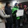30 Weihnachtspäckchen und eine Spende von 1000 Euro: Bei der Rewe-Wette 2023 gab es in Schwebheim nur Gewinner. 30 Weihnachtspäckchen und eine Spende von 1000 Euro: Bei der Rewe-Wette 2023 gab es in Schwebheim nur Gewinner.