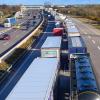 Aufgrund eines Verkehrsunfalls mit zwei Lkws und zwei Autos war die Autobahn A 3 rund dreieinhalb Stunden zum Teil voll gesperrt.