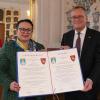 Oberbürgermeister Andreas Starke und Vize-Bürgermeisterin Julia Tayps freuen sich über die Partnerschaftsvereinbarung zwischen Bamberg und Mukatschewo. Oberbürgermeister Andreas Starke und Vize-Bürgermeisterin Julia Tayps freuen sich über die Partnerschaftsvereinbarung zwischen Bamberg und Mukatschewo.