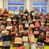 Realschüler*innen mit ihren Geschenkpäckchen.
