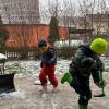 Schulausfall in Unterfranken: Wie hier in Großlangheim (Lkr. Kitzingen) nutzten viele Kinder den Tag zum Toben und manchmal auch für eine Schneeballschlacht. 