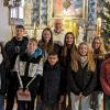 Das Bild zeigt die Firmlinge und den Gottesdienstbeauftragten Lutz Saubert.