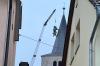 Ein beeindruckendes Bild bot sich kürzlich in Breitbrunn: Wie Pfarrer Dr. Mattias Rusin gegenüber der Redaktion erklärte, handelte es sich um die Beseitigung von Sturmschäden, die die St. Matthäus Kirche vor bereits längerer Zeit heimsuchte. Nun endlich hatte eine Spezialfirma aus Arnstein Zeit gefunden, mit ihrem Spezialkran die Aufgabe zu erledigen.