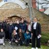 Im Bild zu sehen sind die Schüler der 8 cd mit ihrem Lehrer Martin Redweik (links) beim Besuch der VR-Bank Gerolzhofen.