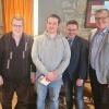 Als Nachfolger für den 81jährigen Urban Kauppert (Dritter von links) vereidigte Bürgermeister Jürgen Götz (rechts) den  38jährigen Johannes  Dieck (Dritter von rechts) als Feldgeschworenen in Gadheim. Darüber freuen sich mit ihnen Altbürgermeister Rainer Kinzkofer (links), Feldgeschworenenobmann Johannes Römert (Zweiter von links) und Vermessungsdirektor Oliver Treptau (Zweiter von rechts).