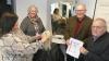 Die erste Kundin ist da (von links): Friseurmeisterin Martina Nöller, die Integrationsbeauftragte der Stadt Kitzingen und ALF-Teamleiterin Astrid Glos, die Friseurkundin, Karl-Heinz Rebitzer als Vertreter des Lionsclubs sowie Kassenverwalter Herbert Müller von der Kitzinger Tafel.