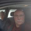 Seit Stunden auf der A7 im Stau: die Schweinfurter Dieter Bauch-Panetzky (rechts) und Gerhard Saftenberger harren seit Stunden im Golf auf der Autobahn aus.