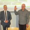 Neues Mitglied des Marktgemeinderats Elfershausen ist Dieter Densch (rechts), der den von Bürgermeister Johannes Krumm verlesenen Treueeid leistete. Densch ist Nachfolger von Ursula Mützel , die ihr Amt niederlegte.