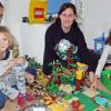 Sascha und Karin Konertz aus Gramschatz mit ihren Kindern Quentin und Vincent nehmen mit ihrem Baumhaus-Modell aus Legosteinen an einem Wettbewerb teil.